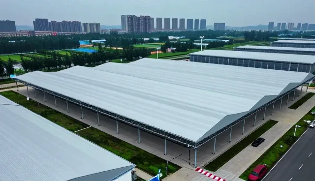 涤纶混纺布在现代服装生产中的技术应用与场景适配